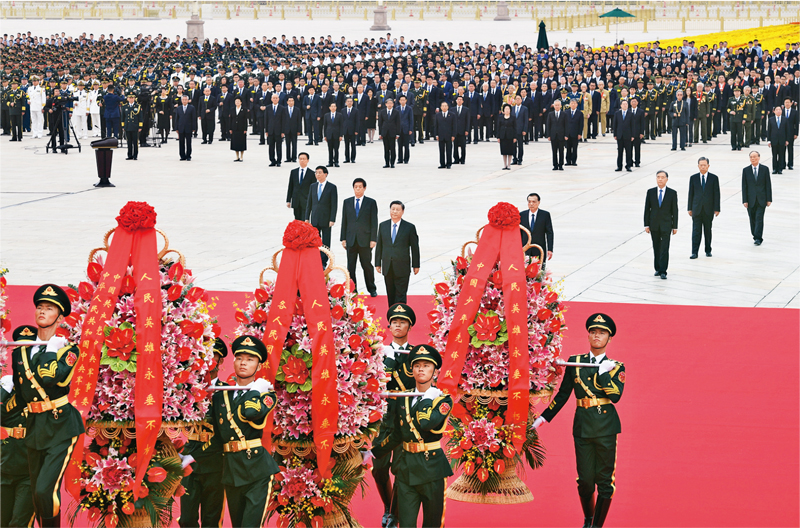 2021年9月30日上午，黨和國家領(lǐng)導(dǎo)人習近平、李克強、栗戰(zhàn)書、汪洋、王滬寧、趙樂際、韓正、王岐山等來到北京天安門廣場，出席烈士紀念日向人民英雄敬獻花籃儀式。 新華社記者 張領(lǐng)/攝