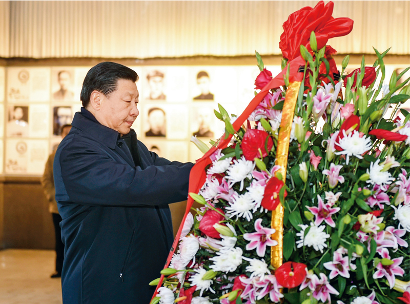 2016年2月1日至3日，中共中央總書記、國家主席、中央軍委主席習近平來到江西，看望慰問廣大干部群眾和駐贛部隊。這是2月2日，習近平在井岡山革命烈士陵園向革命烈士敬獻花籃。 新華社記者 謝環(huán)馳/攝