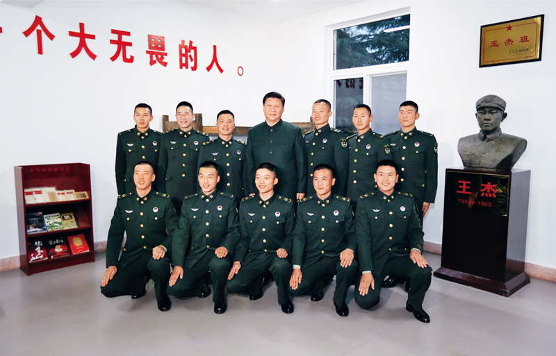 2017年12月13日，中共中央總書記、國家主席、中央軍委主席習近平到第71集團軍視察。這是習近平同“王杰班”戰(zhàn)士合影。 新華社記者 李剛/攝