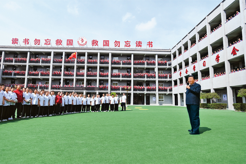 2021年9月13日至14日，中共中央總書記、國家主席、中央軍委主席習近平在陜西省榆林市考察。這是14日上午，習近平在綏德實驗中學考察時，同師生親切交流。 新華社記者 謝環(huán)馳/攝